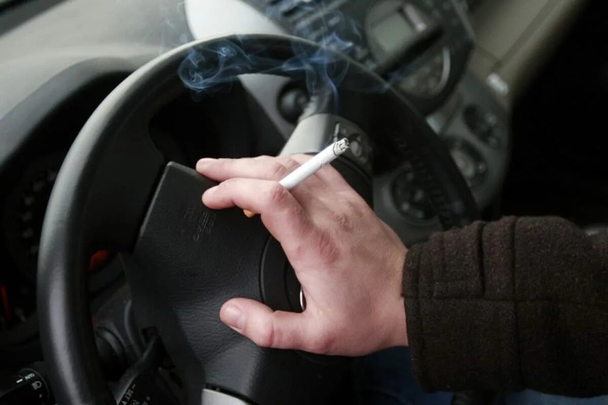 Воняет в машине. Курение в авто. Курит в машине. Прокуренный салон машины. Курят в салоне машины.