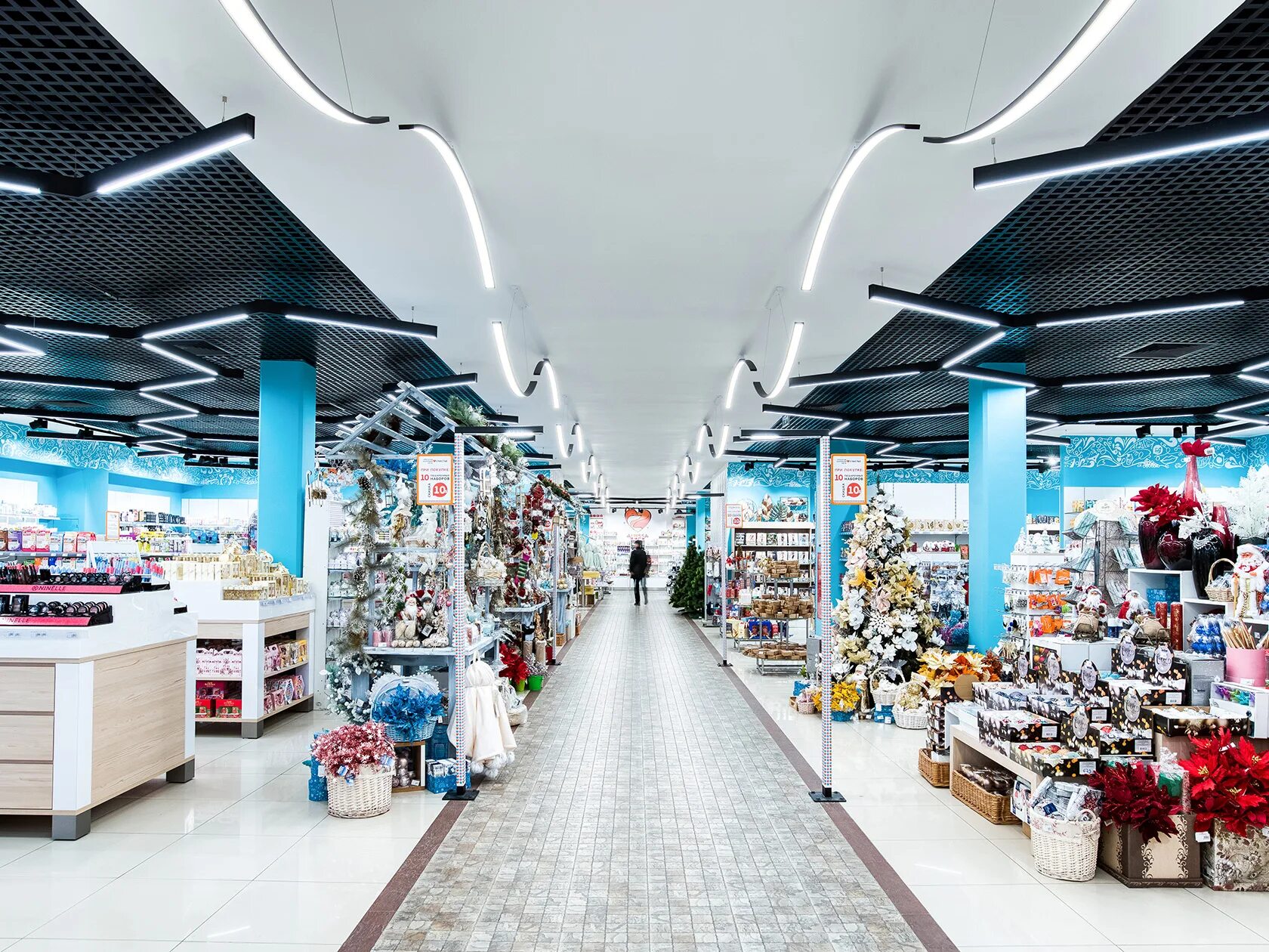 в торговом центре 0 3 0 12. в торговом центре 0 3 0 12. торговый комплекс внутри. холл торгового центра. торговый центр.