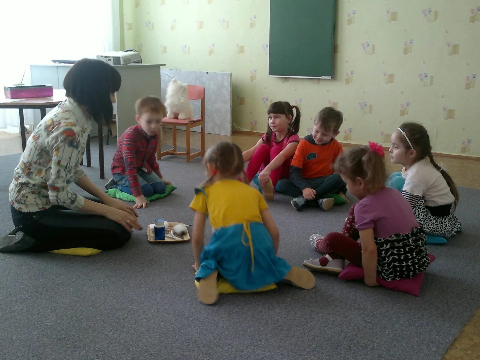 Интересные занятия в детском саду. Занятие психолога с детьми средних групп. Занятие с психологом d доу. Песочная игротерапия с дошкольниками. Первое занятие психолога в младшей группе.