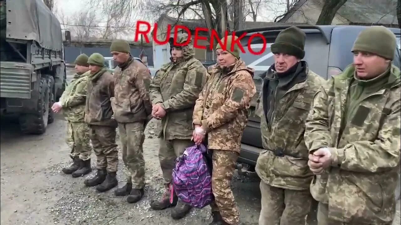Российский солдат. Забрал пленного. Пленные азовцы в мариуполе. Забрал пленного. Российский солдат.