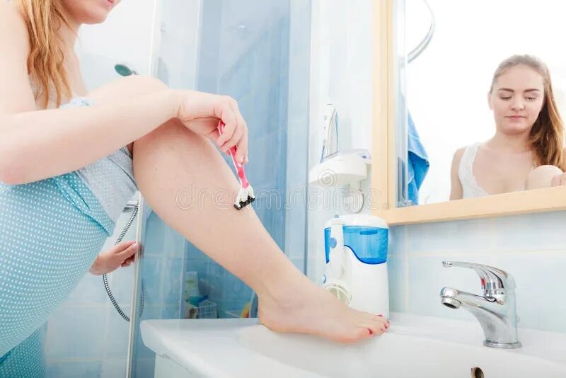 Бритва для ног. Малена морган в нижнем. Анастасия пантелеева lily c raisa natalia. Литтл каприс в молодости. Шатенка с бритой киской.