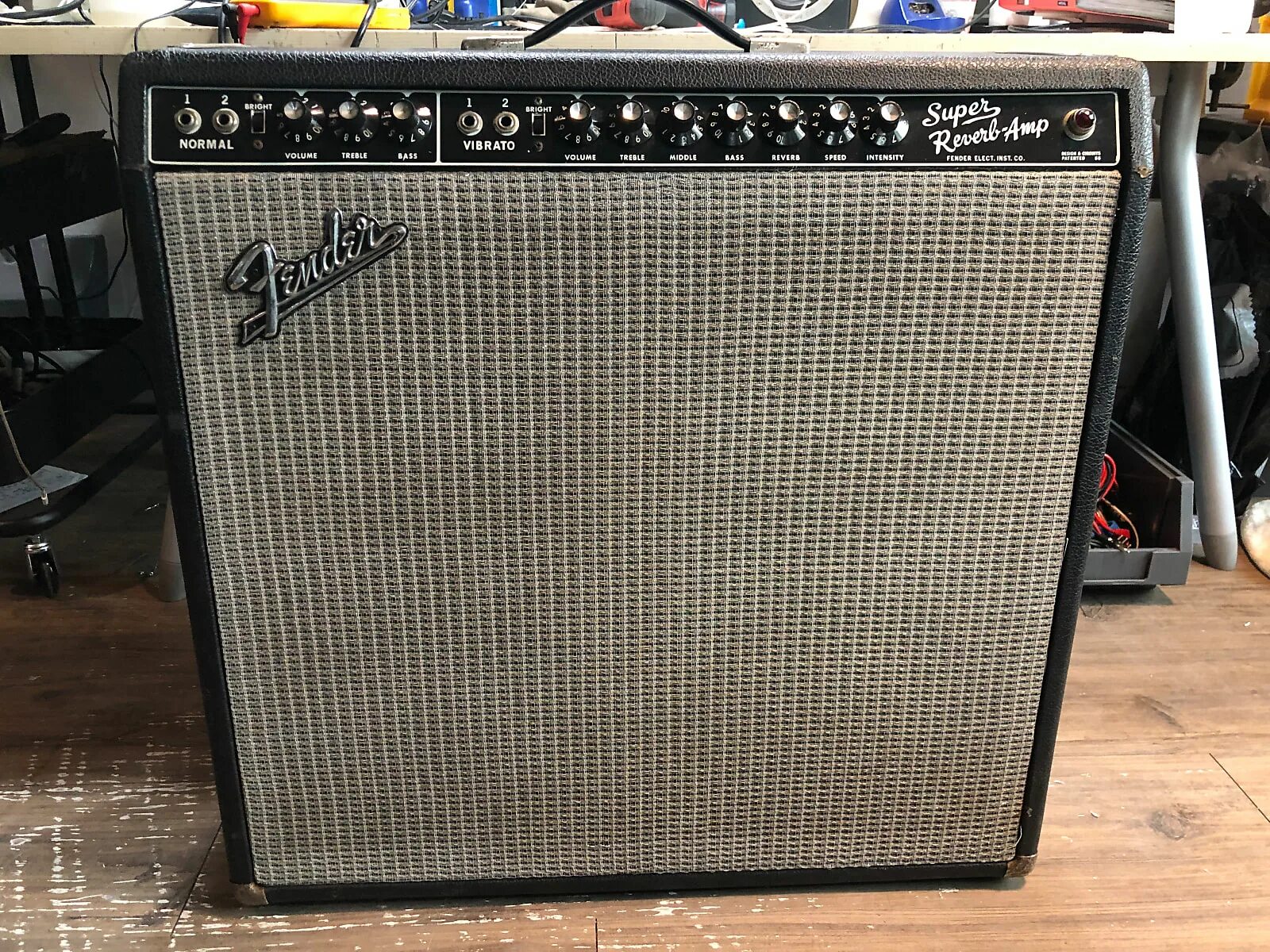 Fender tone master deluxe reverb характеристики. Fender ламповый комбоусилитель. Super reverb. Fender комбоусилитель 65 super reverb. Fender super amp усилитель.