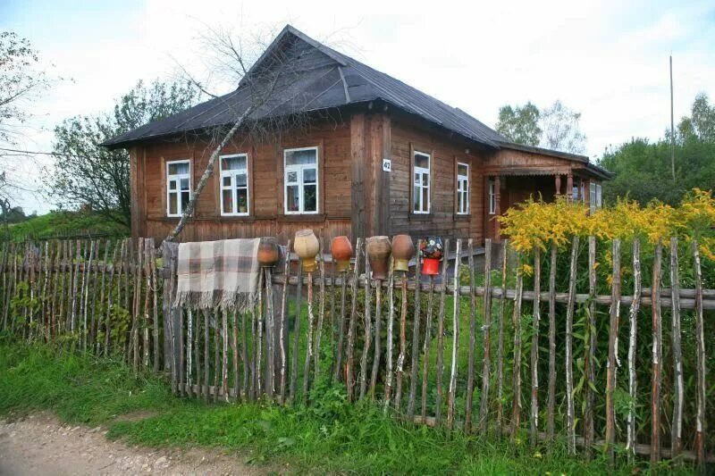 а. музей гагарина в клушино смоленская область. гагарин дом в деревне клушино музей. деревня клушино. гагарин дом в деревне клушино музей.