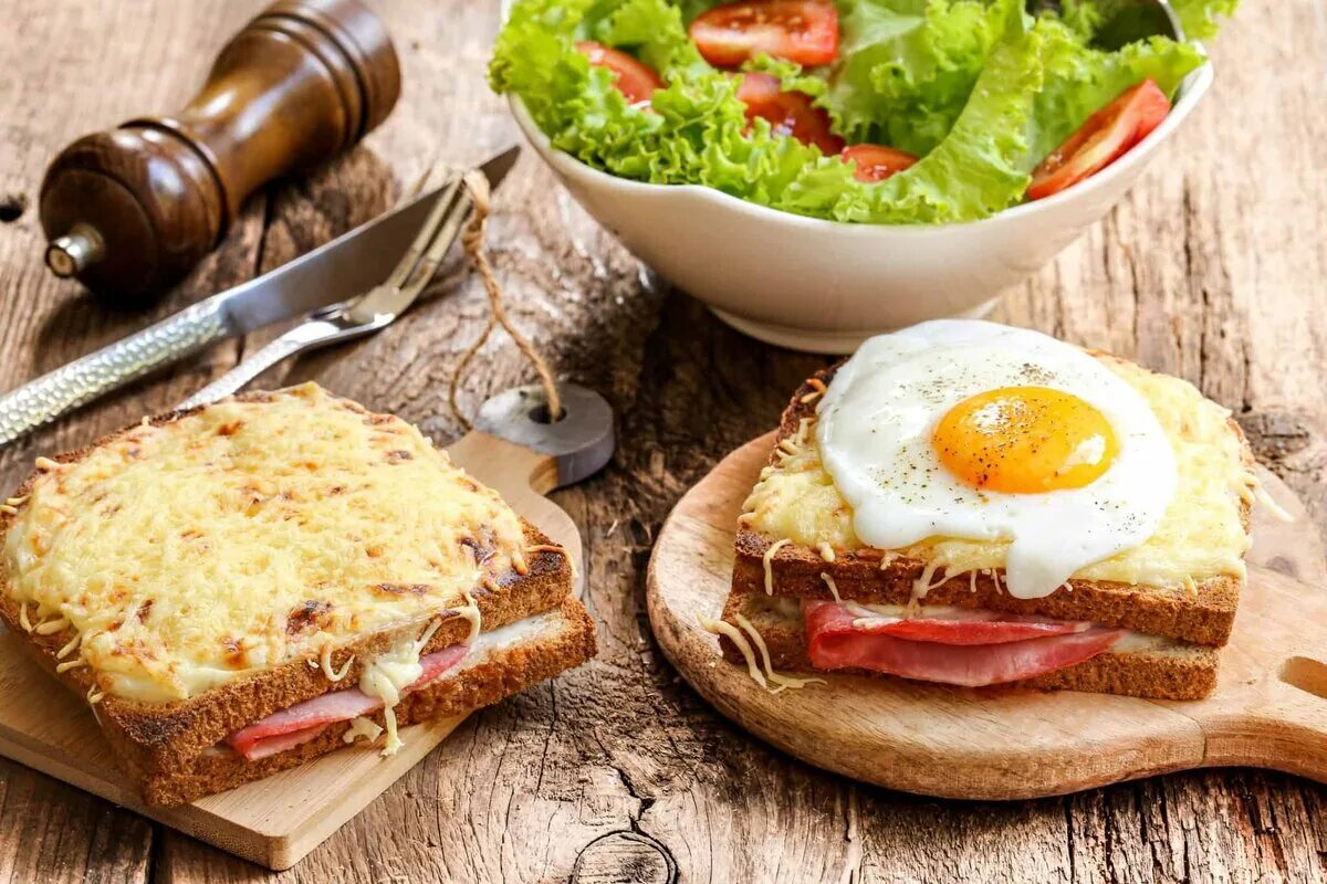 Завтрак бутерброд с сыром. Французский сэндвич крок-мадам. Французский сэндвич крок месье. Французский завтрак крок месье. Завтрак крок мадам.