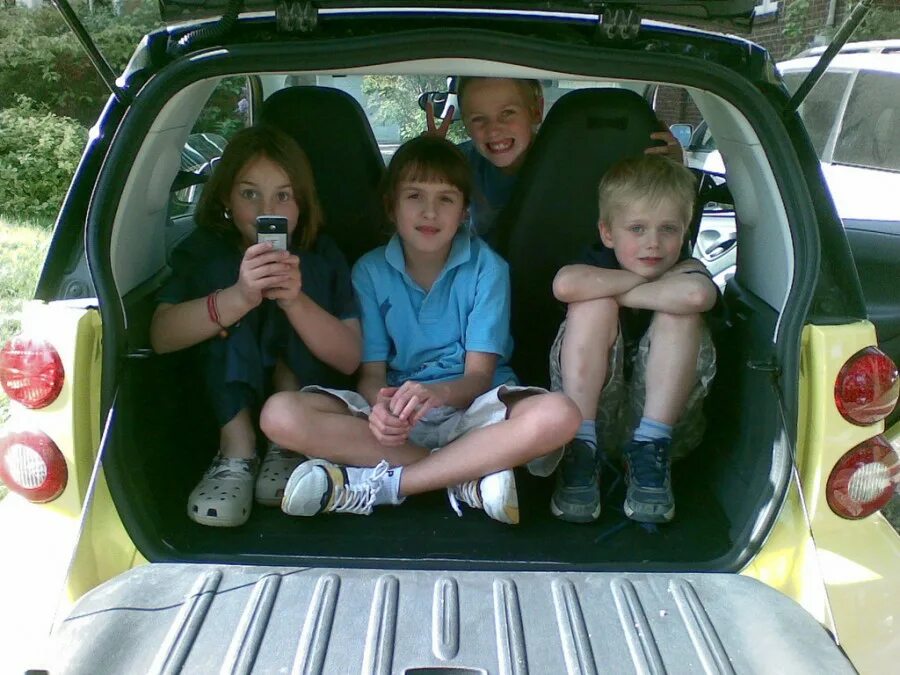 Семейный автомобиль многодетным семьям. Семья в машине. Авто для многодетной семьи. Автомобиль для многодетных. Автомобиль для троих детей.