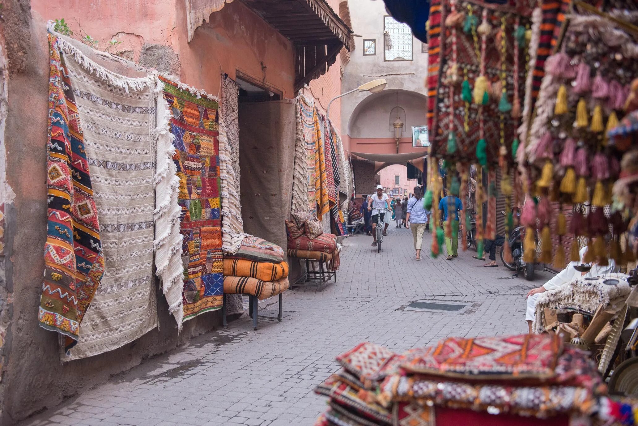 Маракеш улица мама. Марракеш народ. Марракеш рынок. Марракеш Марокко шоппинг. Марокко улица рынок.