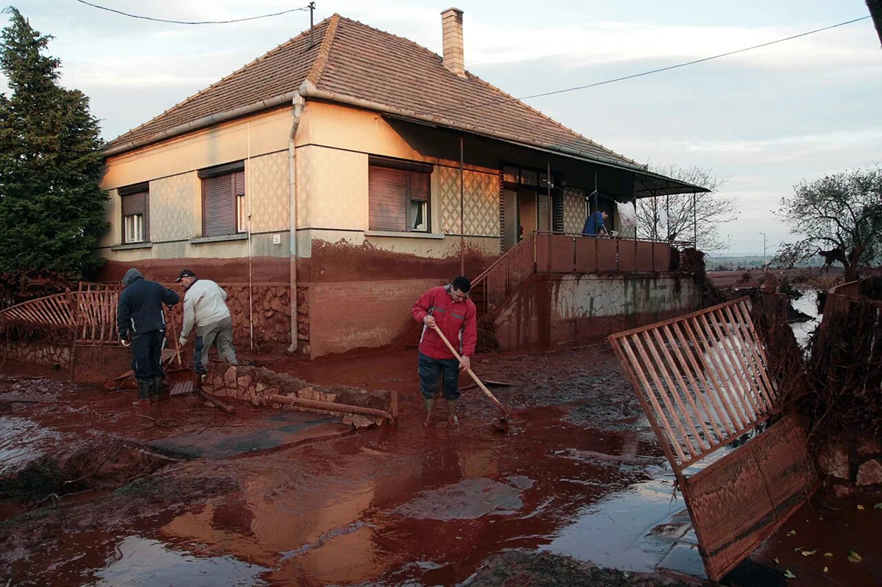 6 октября 2010. Красный шлам Венгрия. Разлив красного шлама в Венгрии. Авария на алюминиевом заводе в Венгрии 4 октября 2010 года. Экологическая катастрофа в Венгрии 2010 г красный шлам.