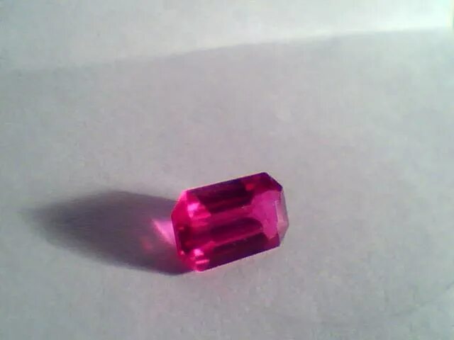 Корунд в ультрафиолете. Камень светится в ультрафиолете. Синтетический рубин под ультрафиолетом. Рубин в ультрафиолете. Корунд рубин в ультрафиолете.