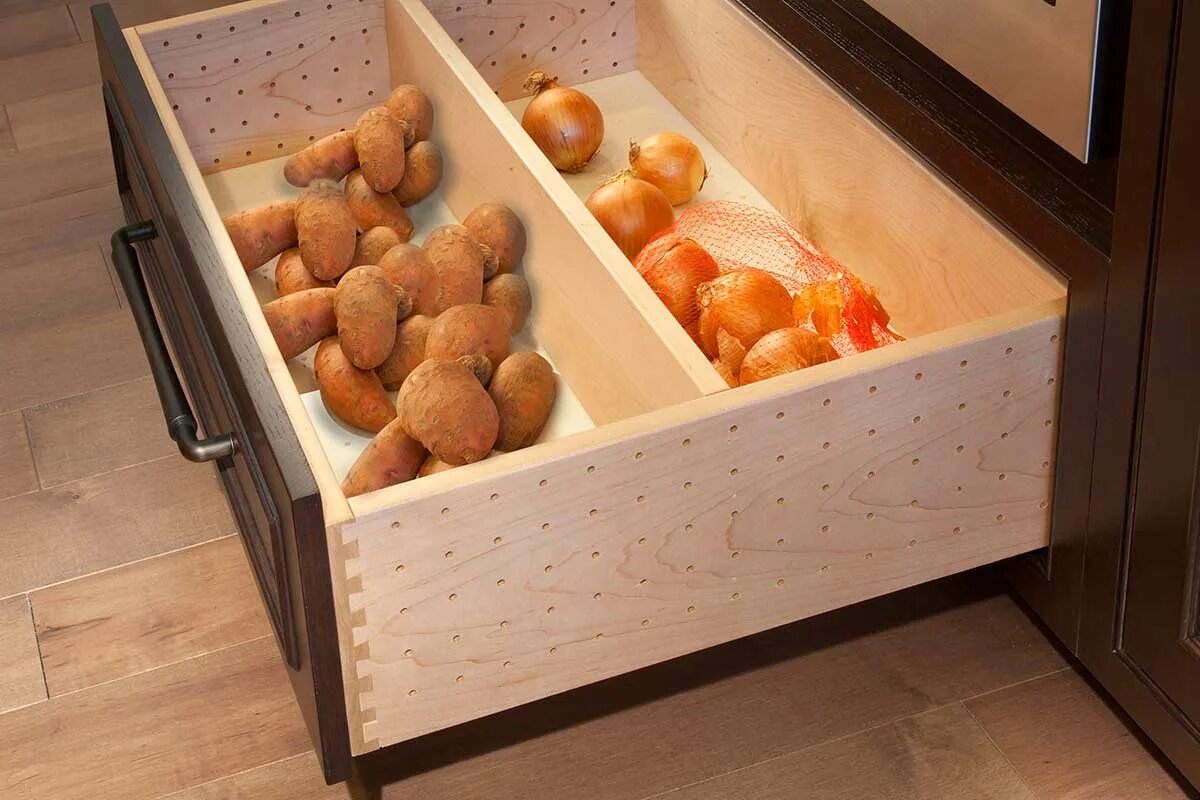 Можно хранить картофель в холодильнике. Выдвижные ящики для овощей. Выдвижной ящик для хранения овощей. Выдвижной ящик для картошки. Ящик под овощи на кухню.