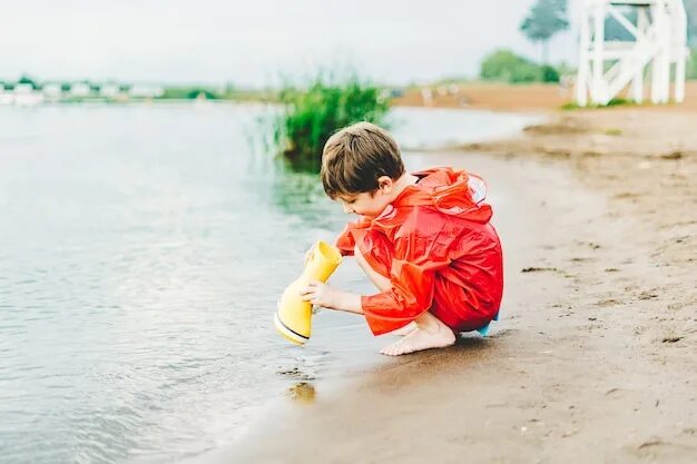 Люди брызгают водой депозитфотос. Девочка выливает воду. Мальчики в воде. Обрызгать водой. Ice bucket challenge.