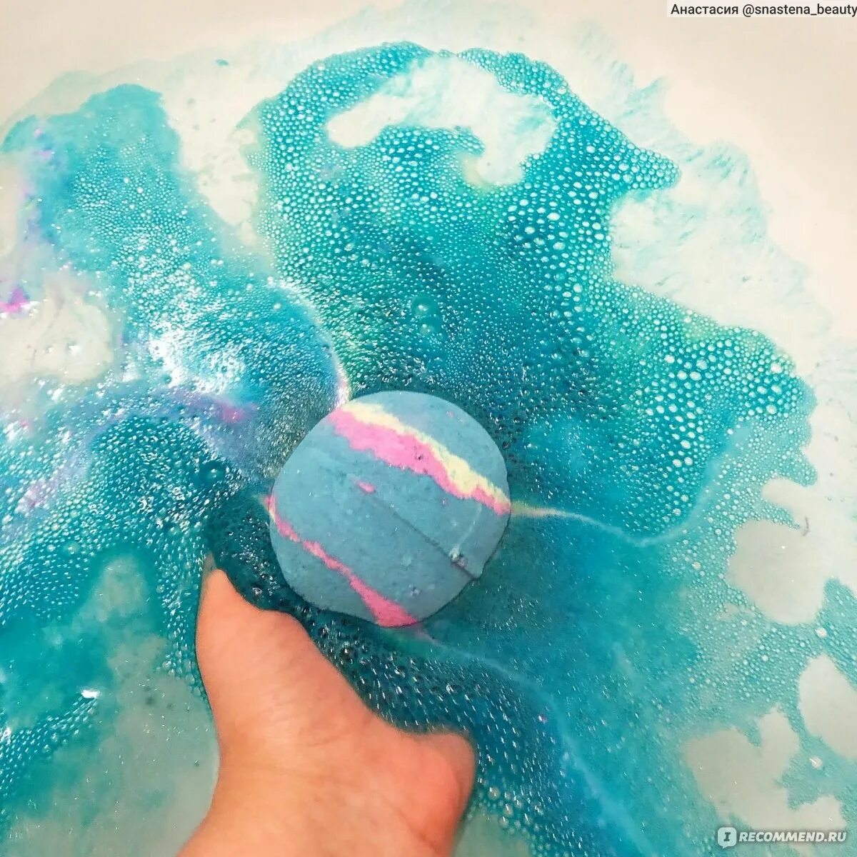 Как пользоваться бомбочкой для ванны. Lush интергалактик бомба для ванны. черная бомбочка для ванны lush. бомбочки лаш в воде. бомбочки для ванной в воде.