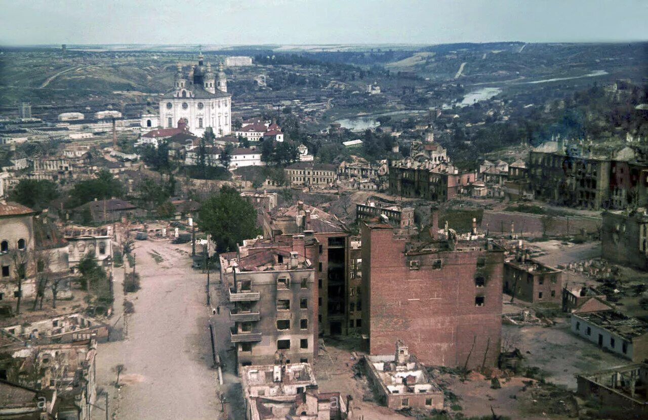 Время в смоленском. Разрушенный Смоленск 1941. Смоленск 1945. Оккупированный Смоленск 1941-1943. Оккупированный город 1941 Смоленск.