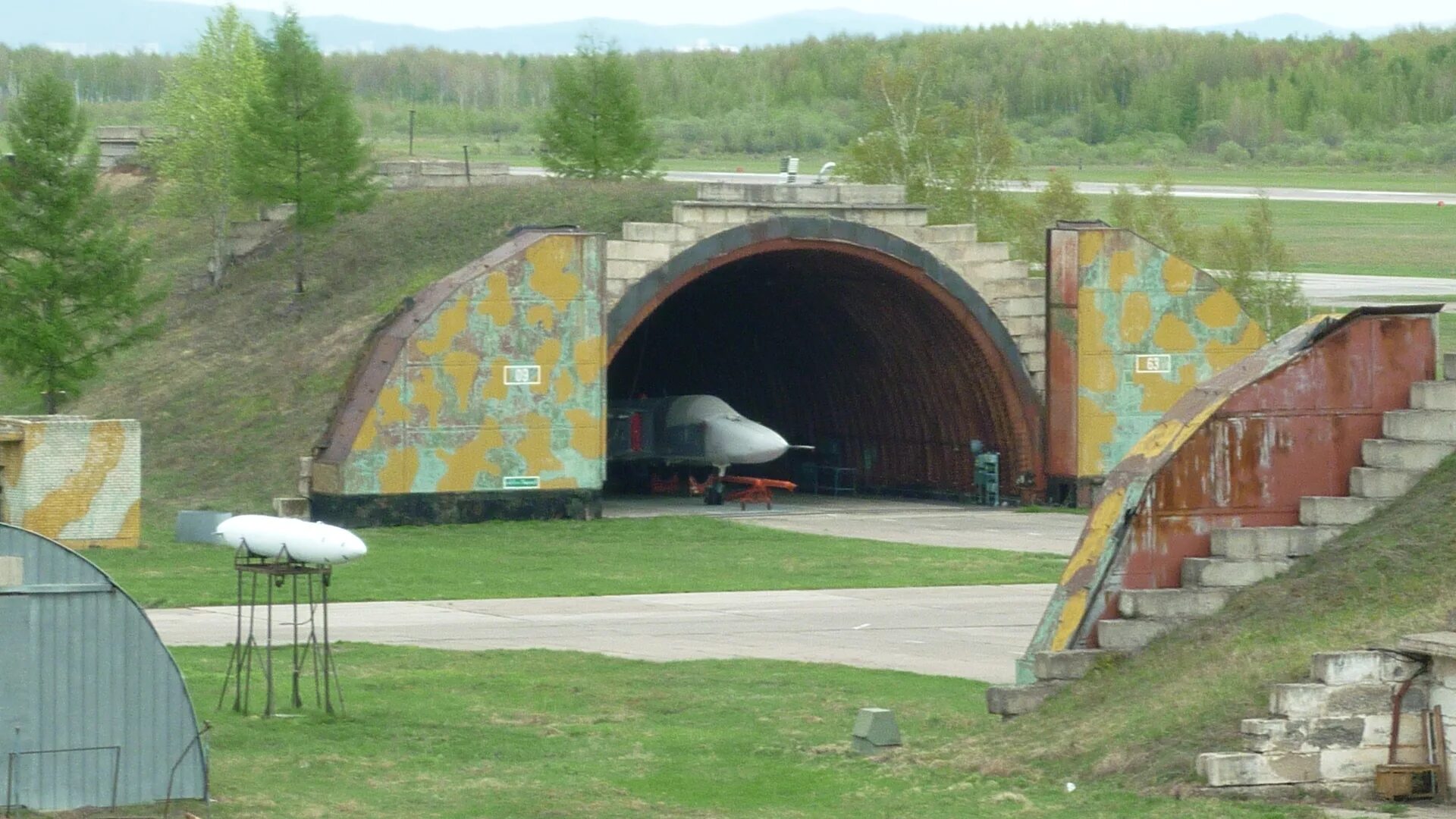 Капонир армейский. Капониры на урале. Обвалованных капонирах. Аэродром миргород капониры. Казематы брестская крепость.