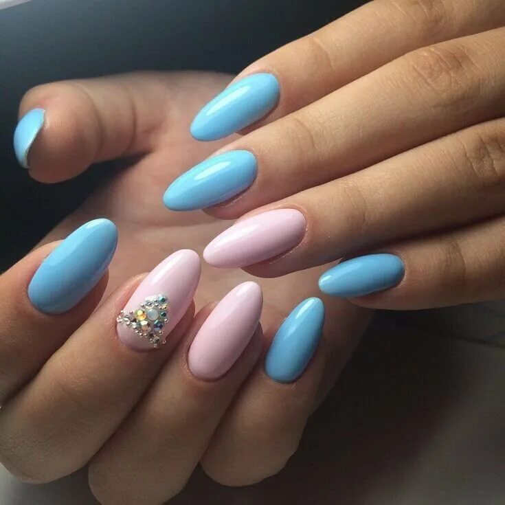 Голубые ногти. Миндаль голубой дизайн. Маникюр розовый с голубубым. Миндаль голубой дизайн. Яркие голубые ногти.