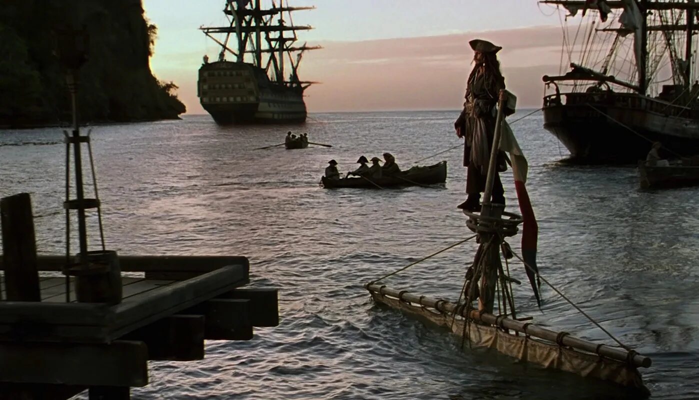 На острове жили 90 пиратов они выходили. Порт Ройал пираты Карибского моря. Капитан Джек Воробей прибывает в порт. Джек Воробей приплыл. Джек Воробей и черная Жемчужина.