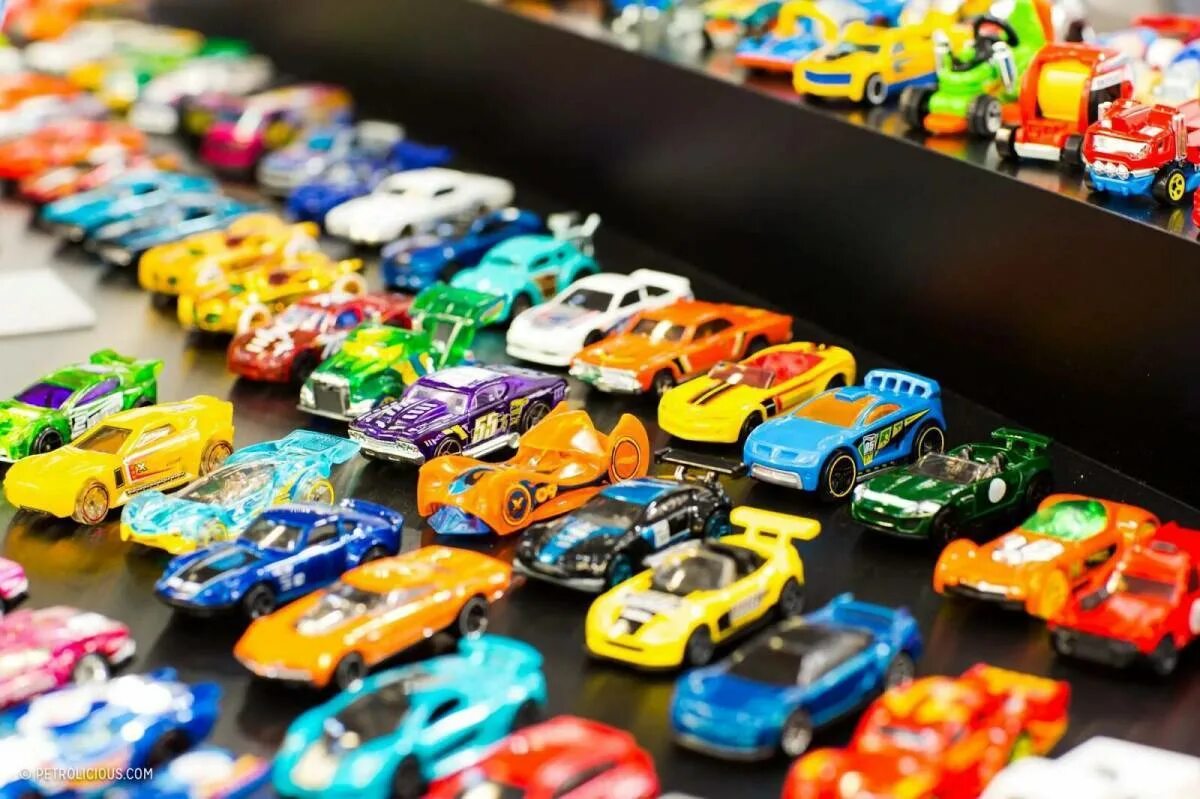 Всякие автомобили много. Где очень много машинок. Много машинок. Много машинок хот вилс. Где очень много машинок.