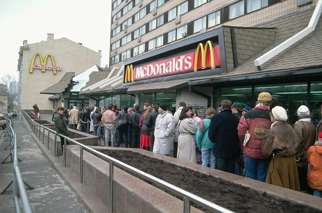 Очередь в первый макдональдс в москве. Питер тернли москва 1990. первый московский макдоналдс 1990. очередь в макдональдс 1990 москва.