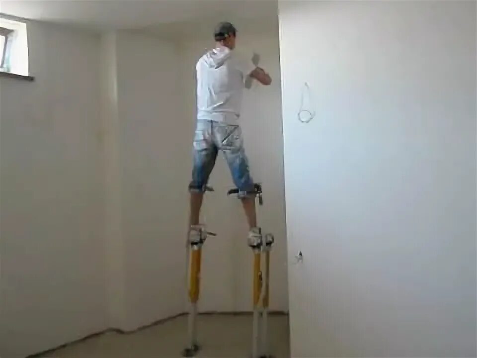 Нарушение техники безопасности на производстве. Низкий потолок высокие люди. Слить воду с натяжного потолка. Достать до потолка. W202 как снять обшивку потолка.