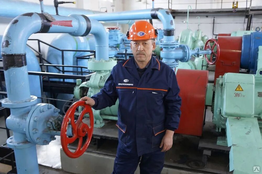 Монтаж систем газоснабжения. Слесарь котельной. Слесарь котельного оборудования. Техника безопасности слесаря теплосетей. Сантехник слесарь тепловых сетей.