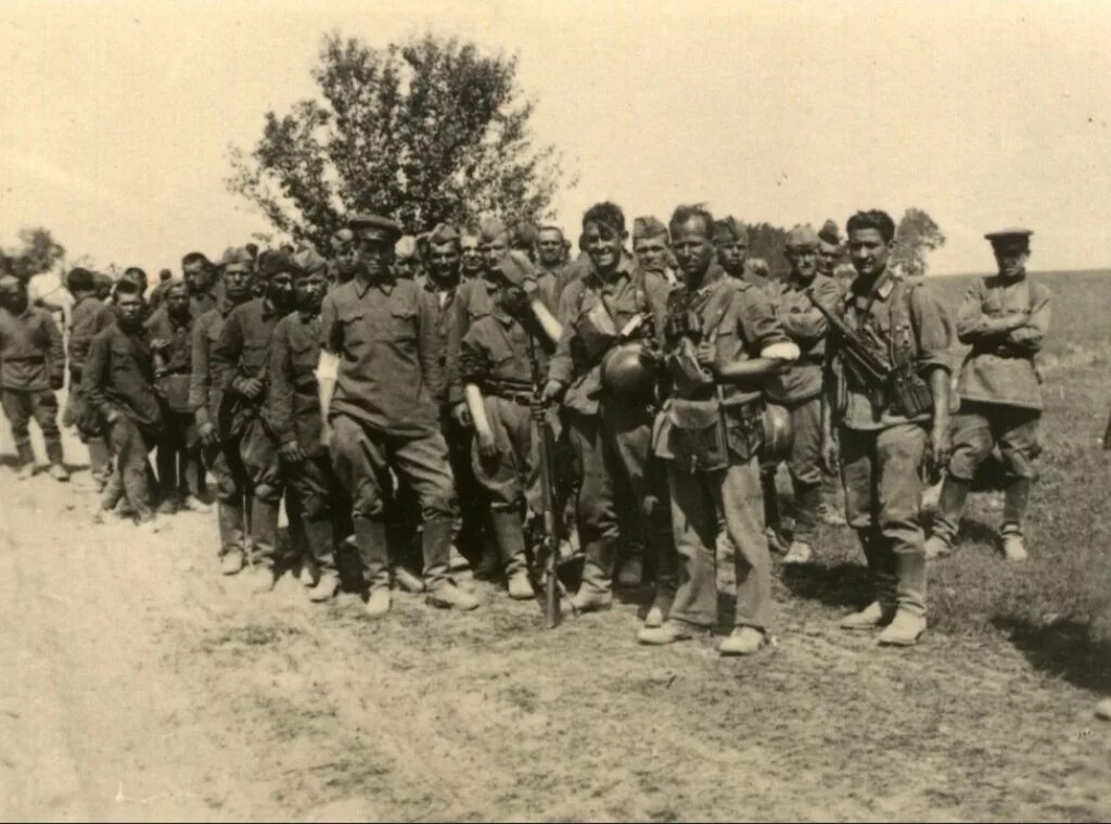 Вывели из окружения. Колонна советских военнопленных 1941. Конвоирование военнопленных. Конвой военнопленных немцев.