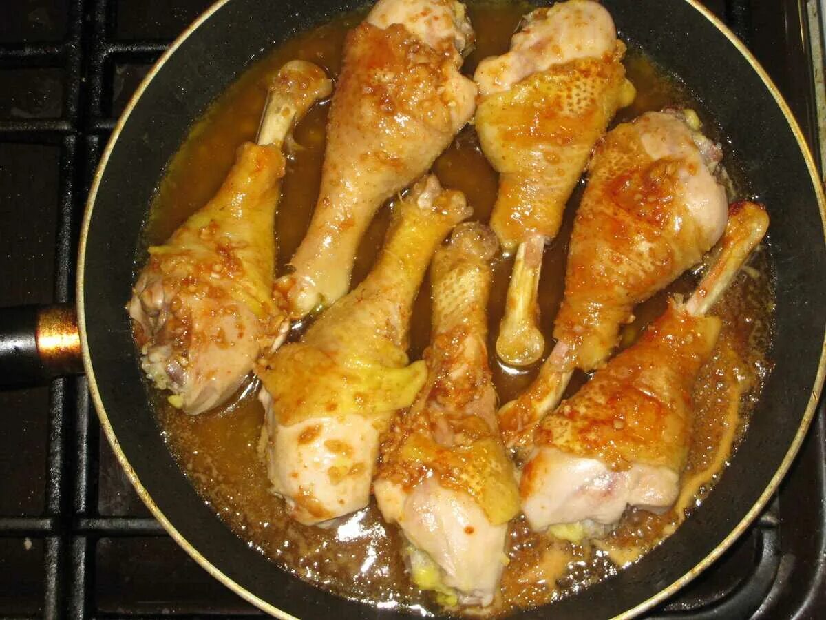 Курица жареная на луке. Куриные ножки на сковороде. Куриные голени на сковороде. Жареные куриные ножки. Голень курицы на сковороде.