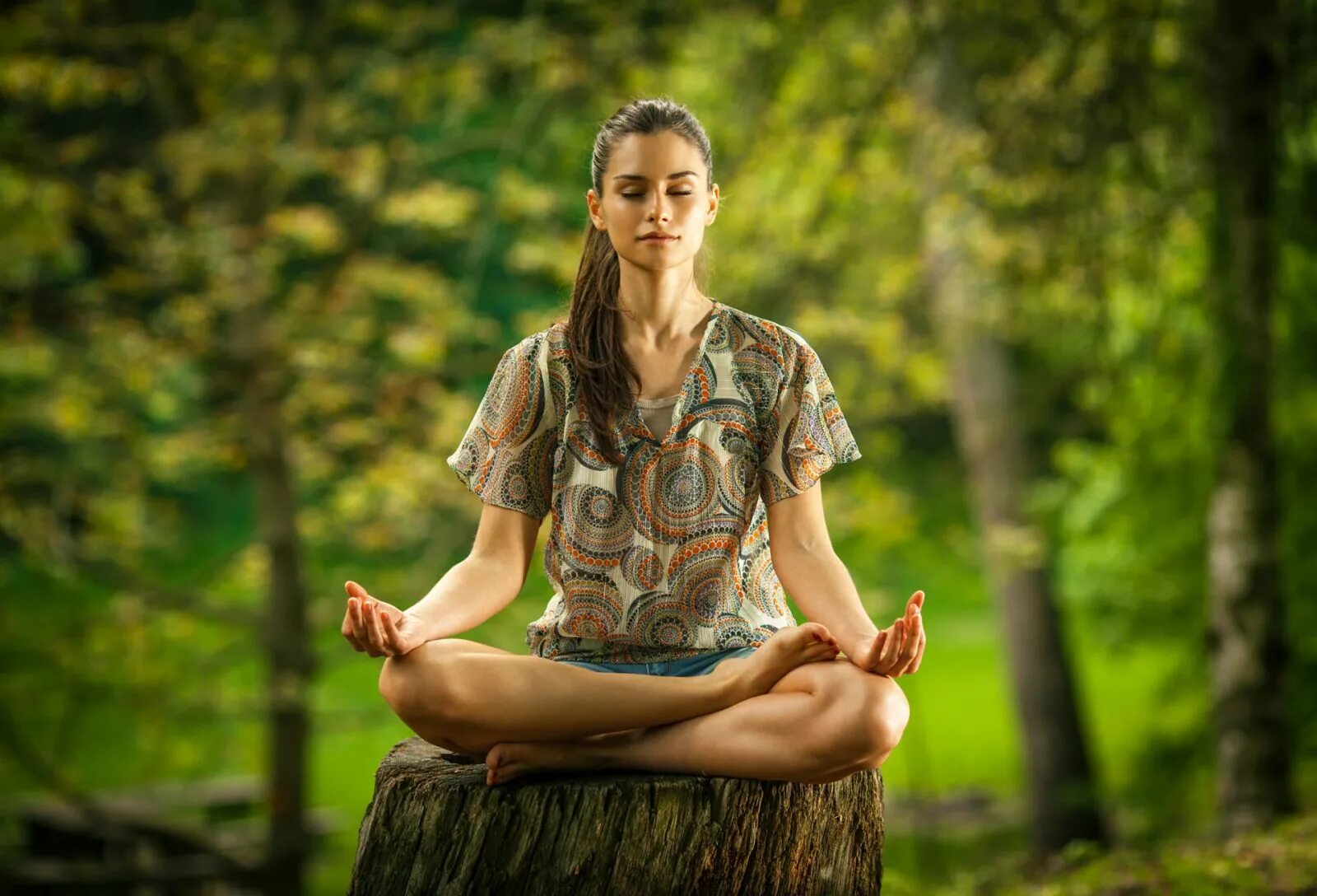 Медитация для начинающих успокоение. Девушка медитирует. Девушка в позе лотоса. Медитация. Женщина медитация.