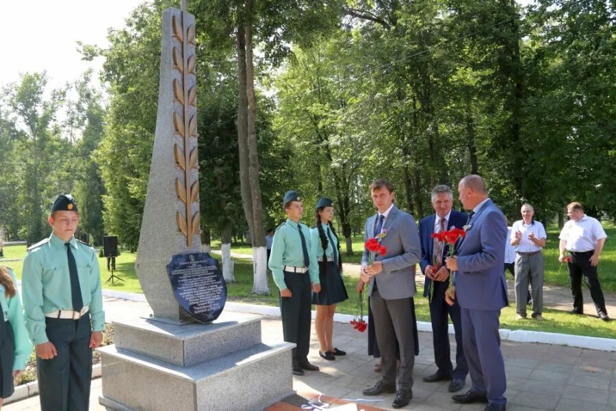 Верховье Орловская область. Поселок Верховье Орловской области. Памятник в Верховском районе Орловской области в Скородном. Администрация Верховского района Орловской области. Погода в верховье орловская область на гисметео