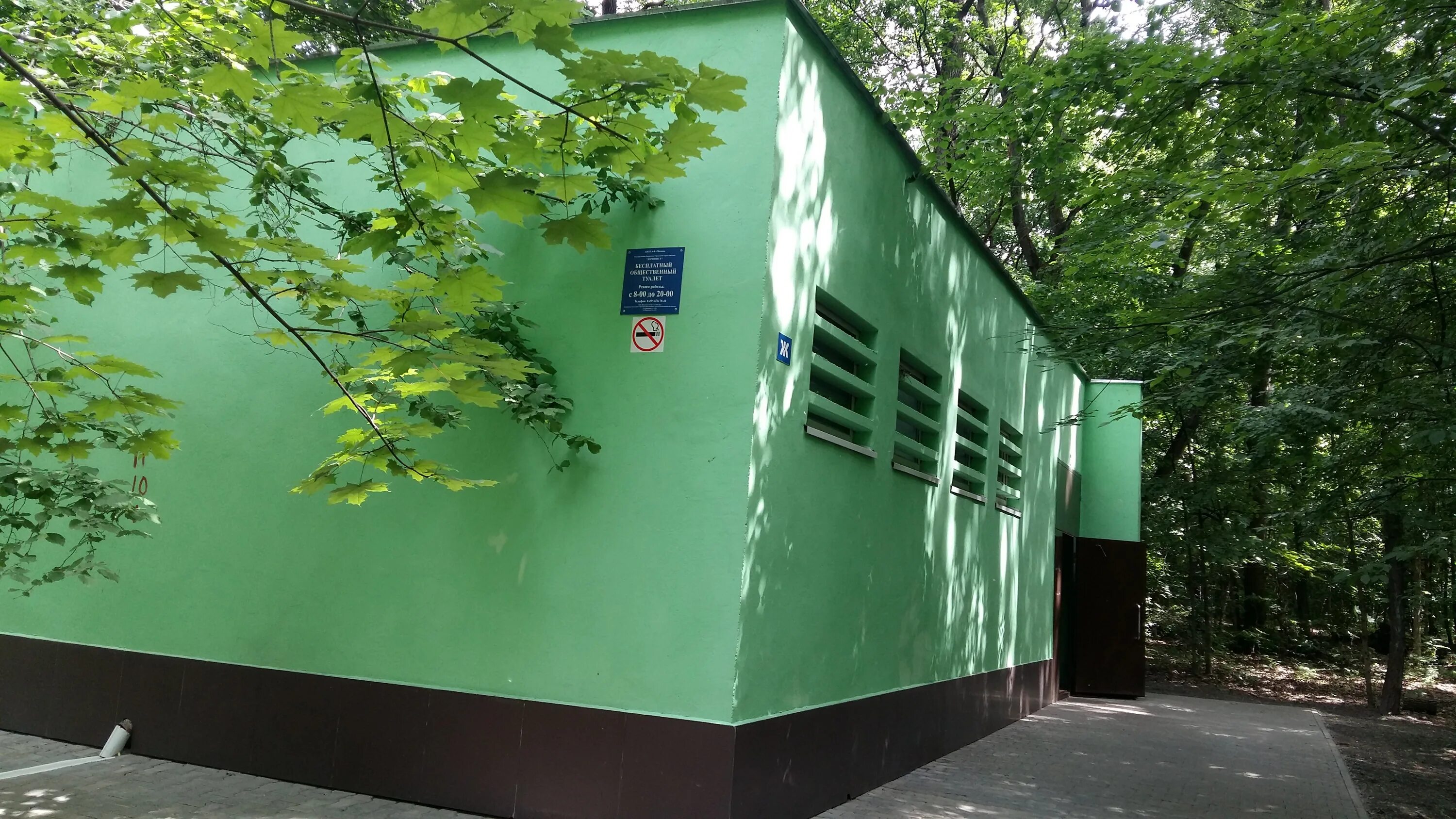 Стационарный общественный туалет. Туалет в Измайловском парке. Туалет в Измайловском лесу. Бесплатный стационарный общественный туалет. Стационарные туалеты