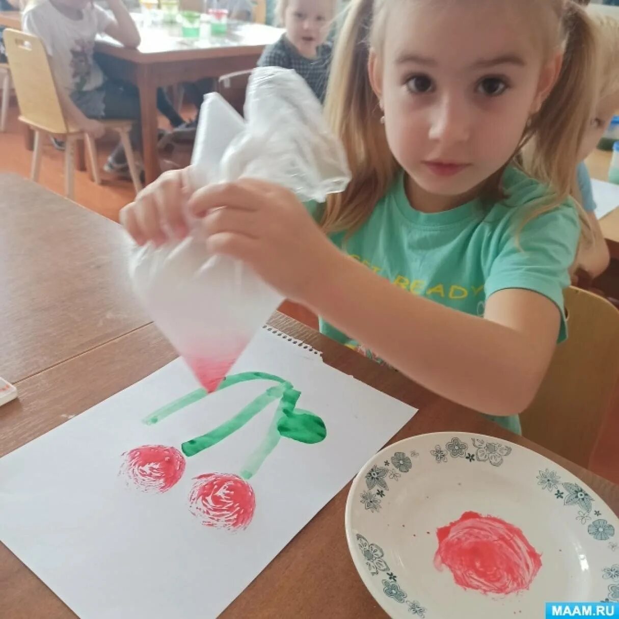 Рисование цветов пакетом нетрадиционная техника. Нетрадиционное рисование целлофановым пакетом. Рисование с целлофановым пакетом с детьми. Нетрадиционная техника рисования полиэтиленовым пакетом. Рисование пакетом в детском саду.