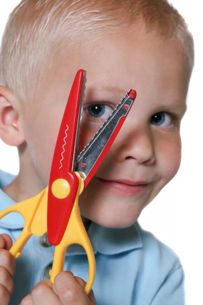 Ребенок режет бумагу. Играть ножницами. Ребенок вырезает ножницами. Маленькая девочка с ножницами. Детские руки с ножницами.