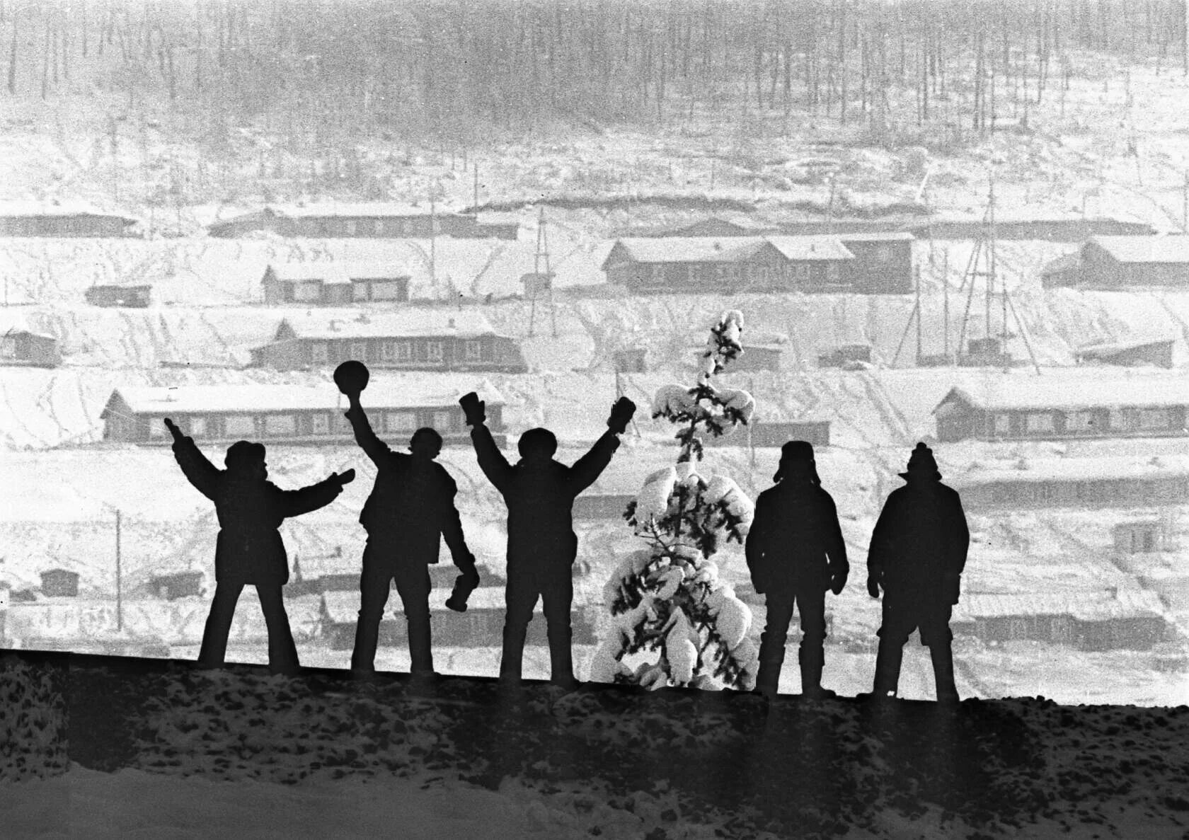 Многонациональный БАМ. БАМ 35 лет. Бамовцы в снегу. Настольная игра Байкало-Амурская магистраль. Мы стреляем по холмам