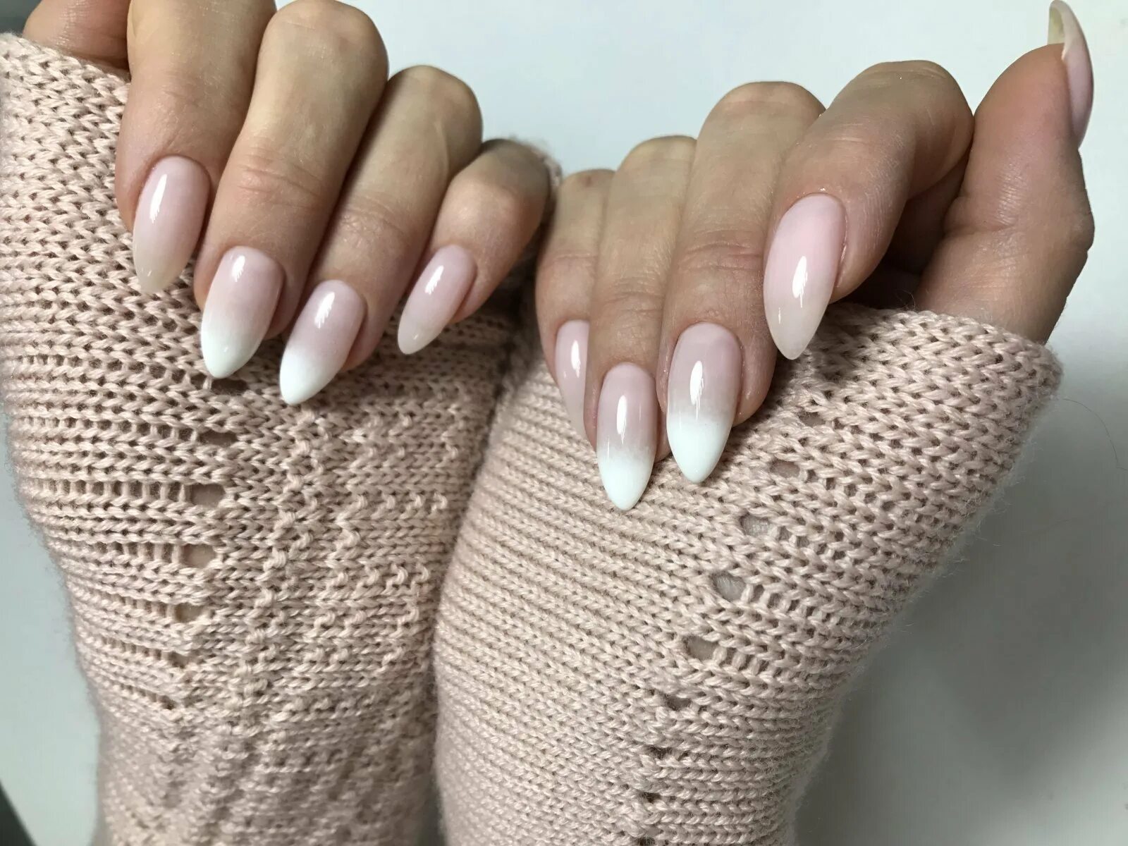 лак essie 01 белый. изысканный стильный маникюр. маникюр в кремовых тонах. молочный нюд opi. кремовый маникюр.