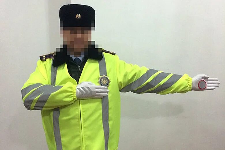 Гаишники в казахстане. Полицейский жезл. Дорожно патрульная полиция казахстана. Полицейский. Узбекский гаишник.