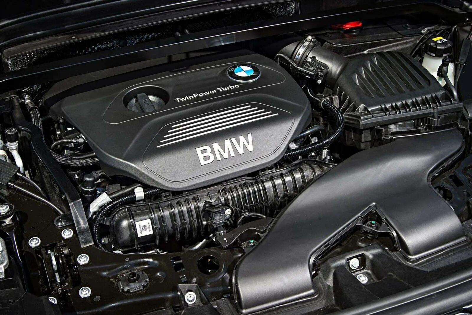 Новые двигатели бмв. БМВ х1 двигатель. Двигатель БМВ х1 2.0. BMW x1 дизель мотор. БМВ х1 2018 двигатель.