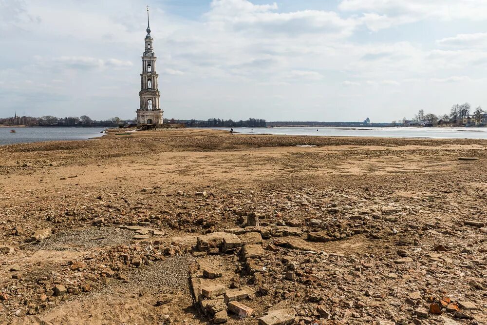 Затопленный город рыбинское. Рыбинское водохранилище затопленный город Молога. Остров Центральный Рыбинское водохранилище. Калязин и Молога. Молога Церковь.