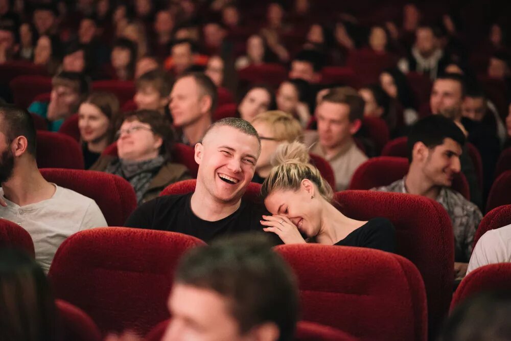 Шоу кстати выходит. Stand up зрители. Стендап выступление зрители. Ростовские комики. Люди смеются стенд ап.