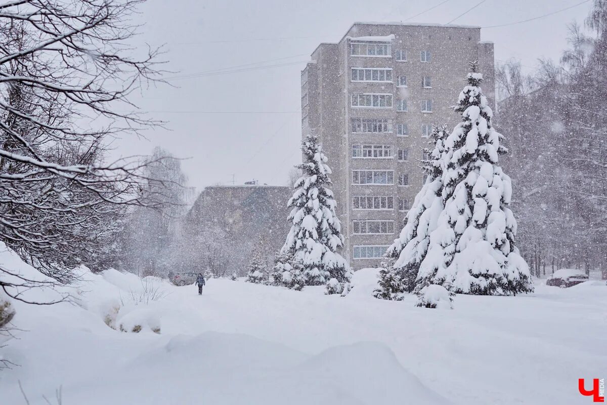 Дом занесло снегом. Зима в 2019-2020 году какая была. Какая будет зима наступающая. Зима фото. Какая будет зима наступающая.
