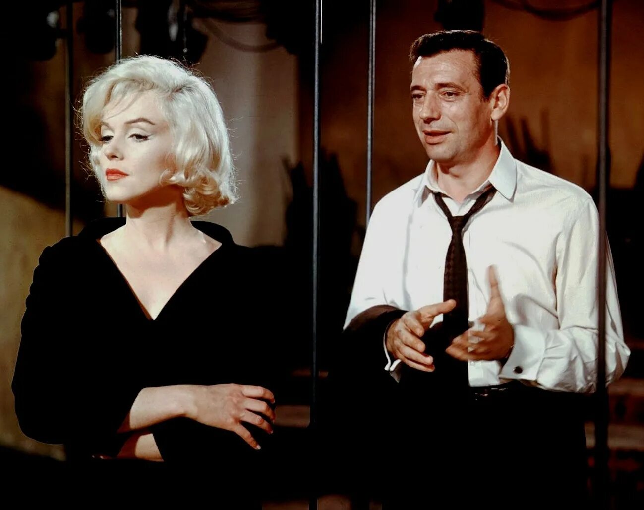 Мон сеньора. Монсеньор роберт мёрфи. 1960 – «мэрилин монро» анри. Мэрилин монро и ив монтан роман. Мон отель киев.