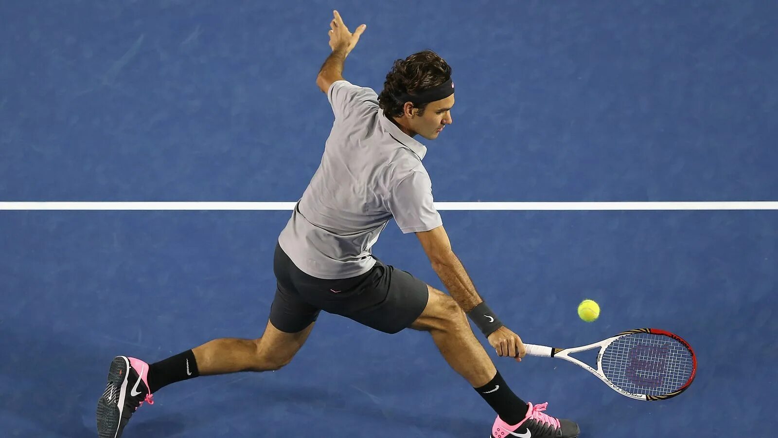 Первый удар в теннисе 6 букв. Бэкхенд Роджер Федерер. Теннис удары Федерер. Теннисист в прыжке. Теннисист со спины.