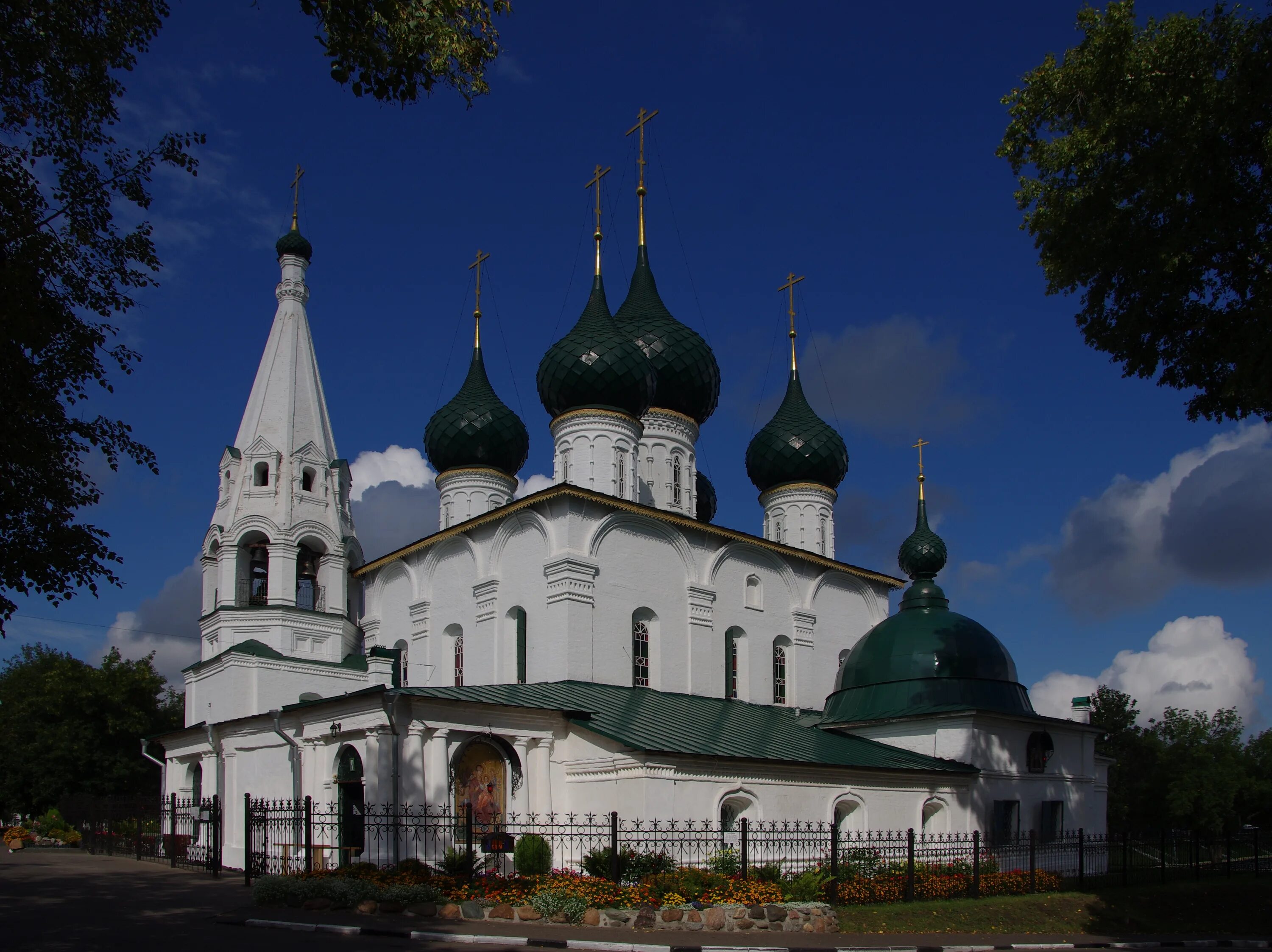 Что посетить в ярославле за 1 день. Церковь николы рубленого в ярославле. церковь спаса ярославль. храм спаса на городу ярославль. ярославский кремль ярославль.