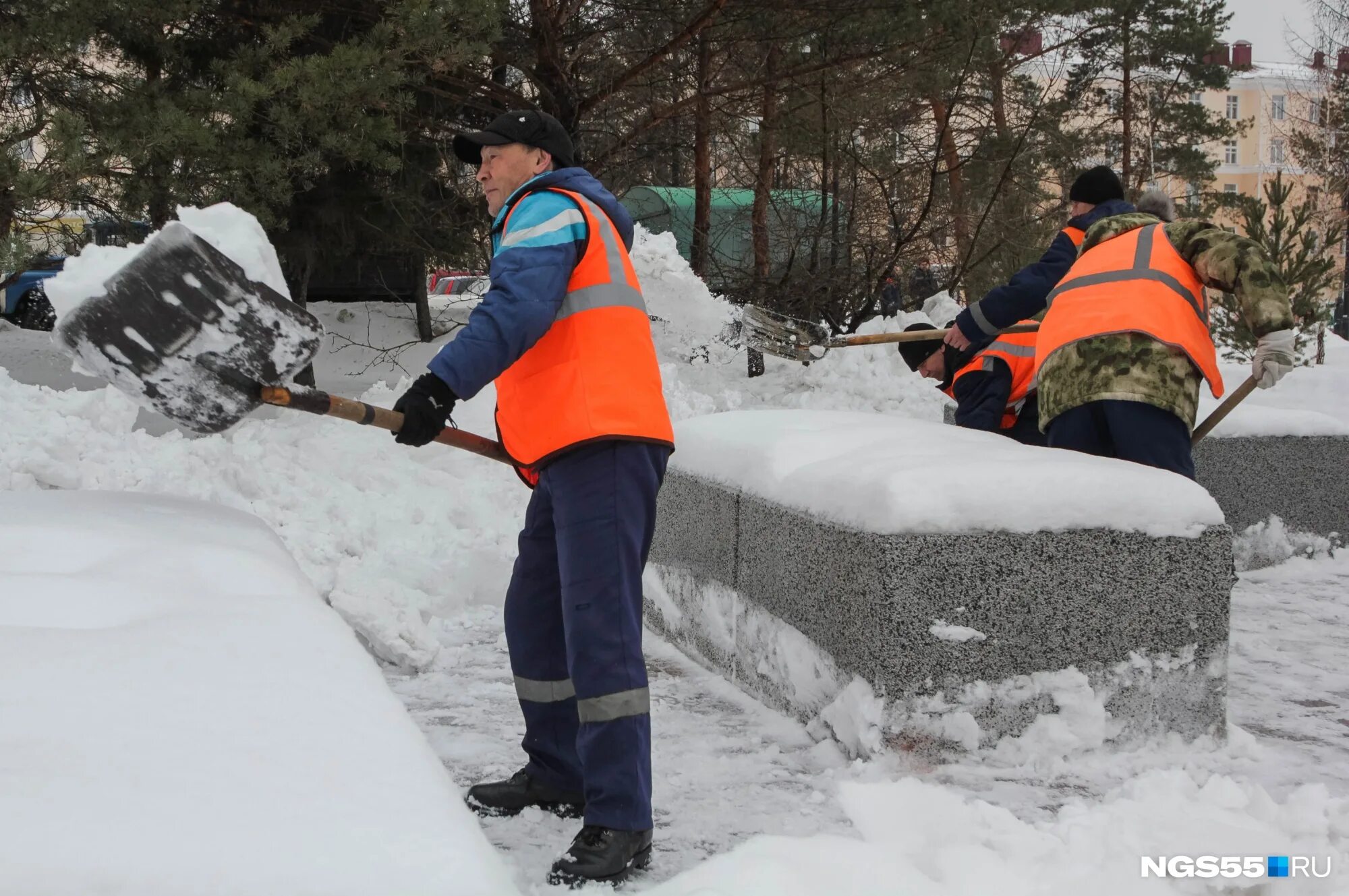 Уборка снега Омск. Очистка снега в Омске. Броня против снежков. Москвичи откапывают город от снега. Купить снег омск