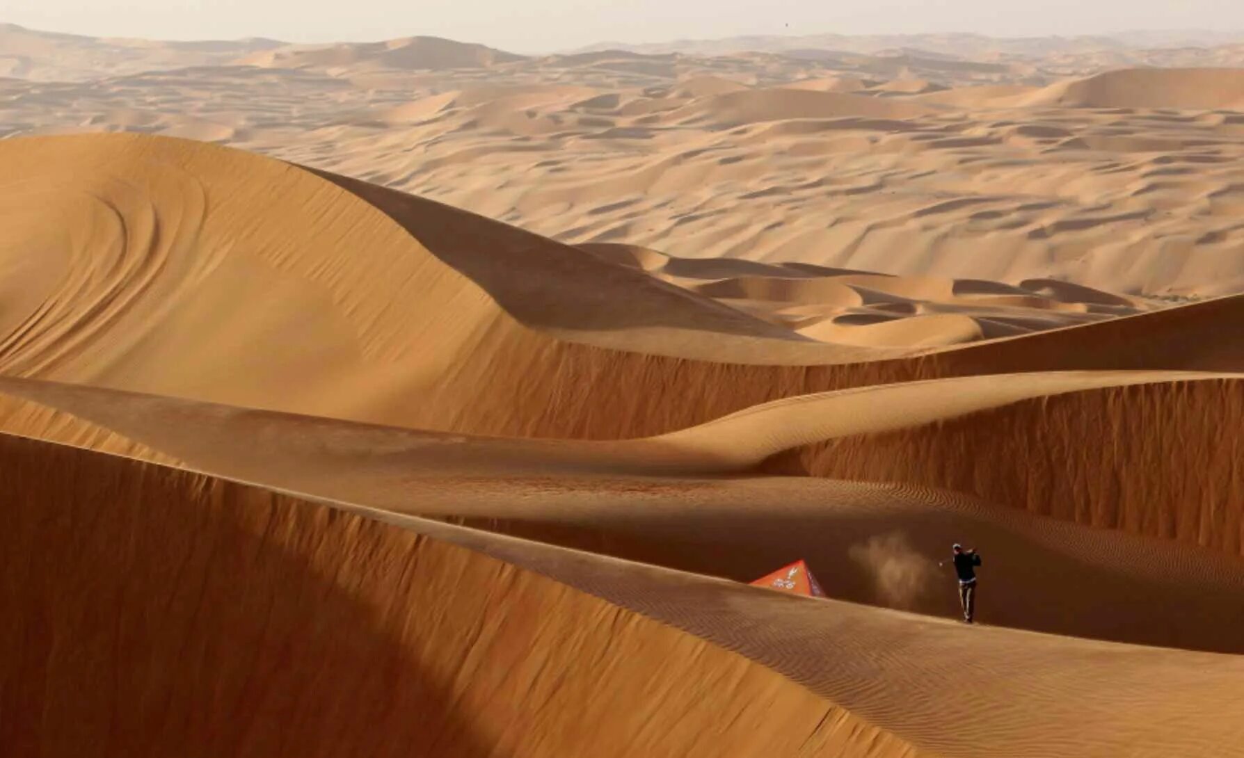 Самые большие 10 пустыни в мире. Пустыня руб-Эль-Хали. Абу Даби пустыня руб-Эль-Хали. Пустыни руб Эль Хали. Дюны в Абу Даби.