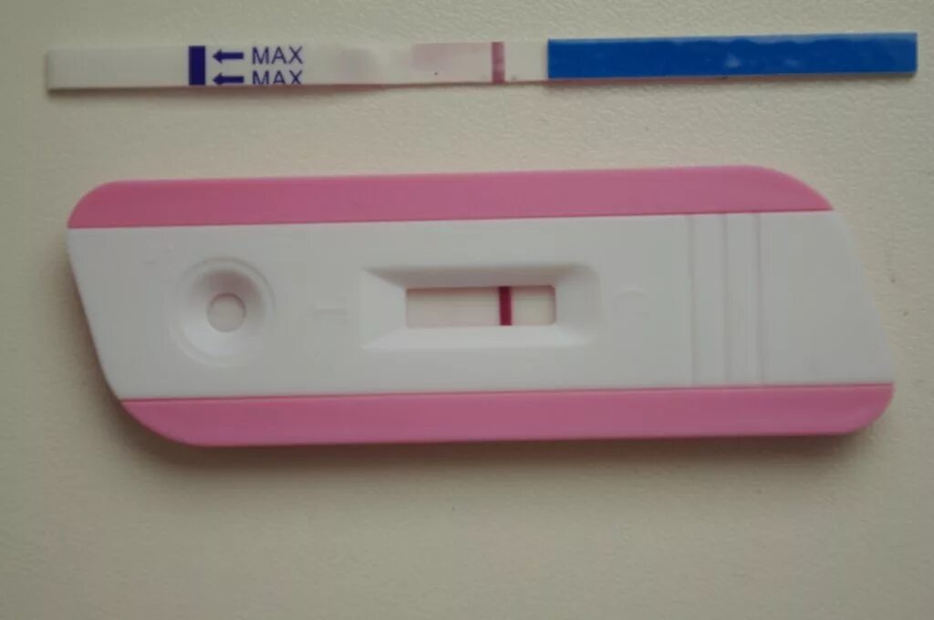 Слабая полоска на тесте беременность после задержки. Фраутест 2 полоски. Фраутест струйный. Две полоски фраутест струйный. Фраутест кассетный с пипеткой.