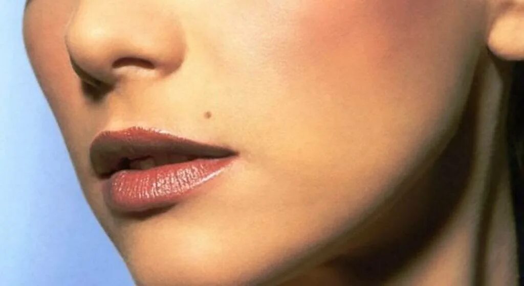 Родинка над верхней губой. Родинка над губой. Родинка с правой стороны губ. Татуаж родинка над губой. Родинка над верхней губой.