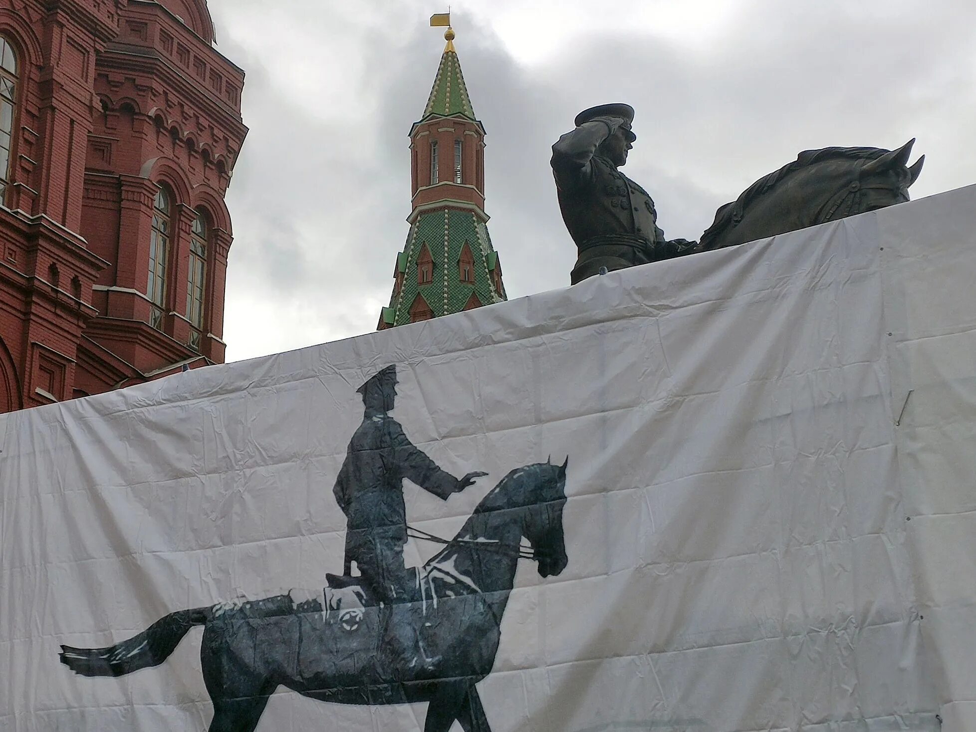 Памятник георгию константиновичу жукову. Новый памятник жукову в москве. Памятник маршалу жукову в москве. Памятник маршалу жукову. Новый памятник жукову на манежной площади.