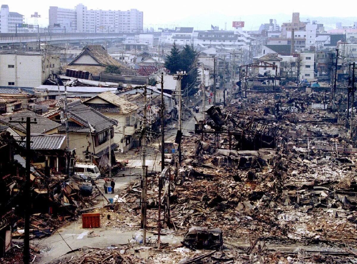 1995 год землетрясение. Землетрясение Хансин Япония 1995г. Землетрясение в Японии 1995 года в Кобэ. Великое землетрясение Хансин 1995. Землетрясение в Кобе 1995.
