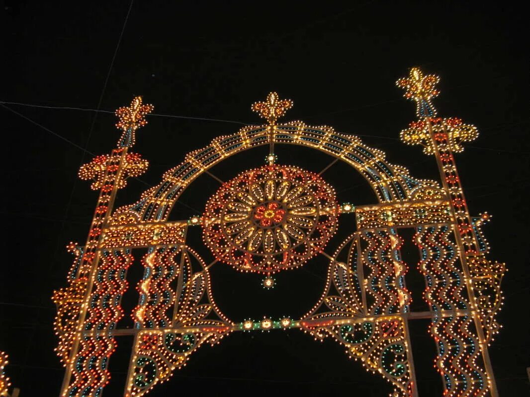 Планета москва 2015. Кроссворд на тему оптические явления. Лондон колесо обозрения глаз лондона. Иллюминации на новый год в церкви. Иллюминация сканворд.