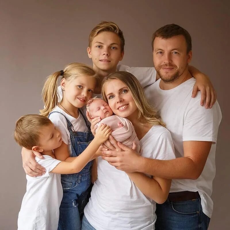 Многодетная семья. Ребенок в семье. Семья с четырьмя детьми. Семейная фотосессия.