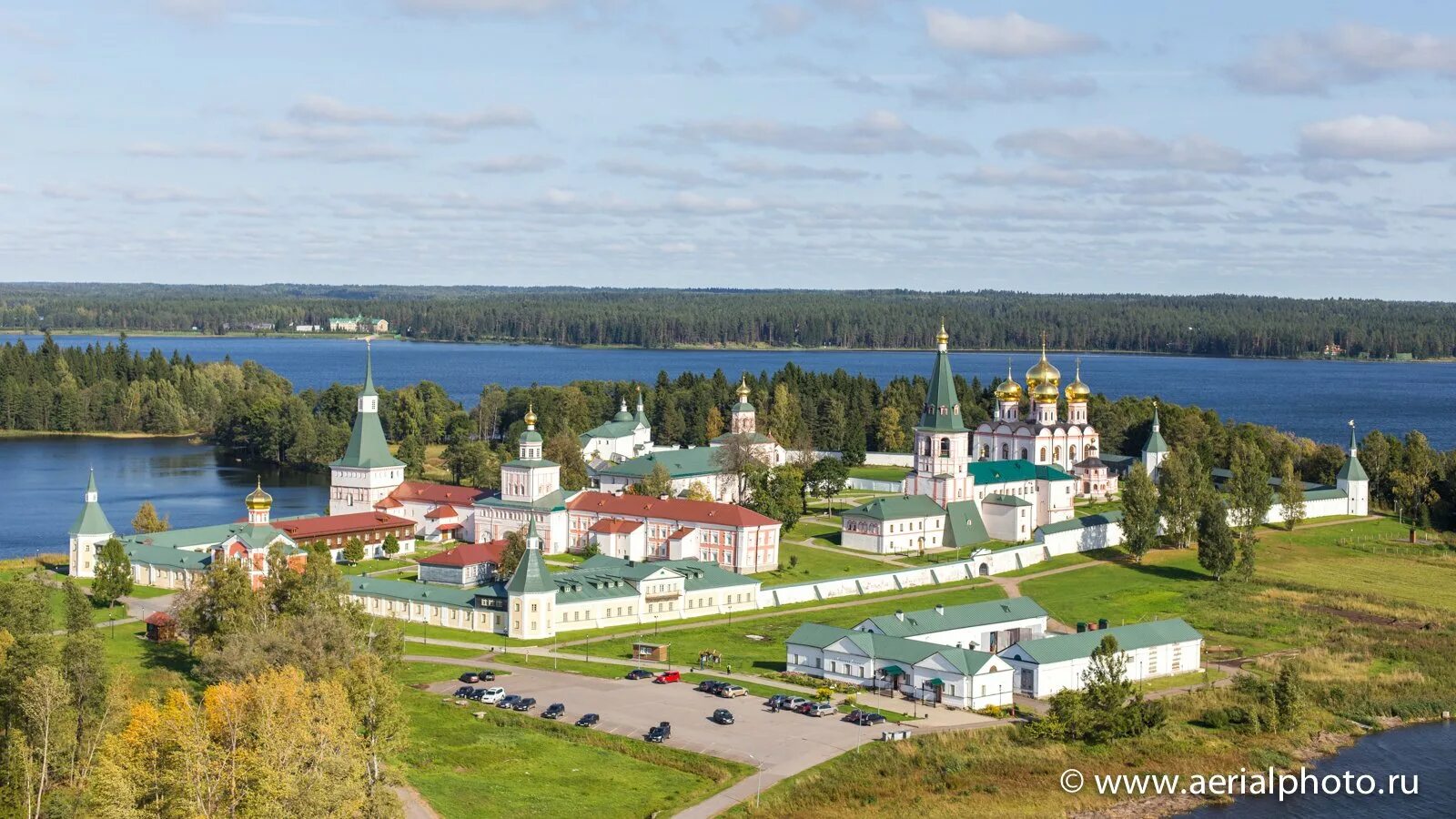 Валдайский Иверский монастырь Валдай. Иверский Валдайский Богородицкий Святоозерский мужской монастырь. Иверский монастырь на Валдае на озере. Валдай население