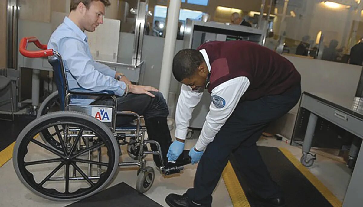 Помощь маломобильным пассажирам medportal. Инвалиды в аэропорту. Инвалиды в Германии. Коляска для инвалидов. Инвалидная коляска в аэропорту.